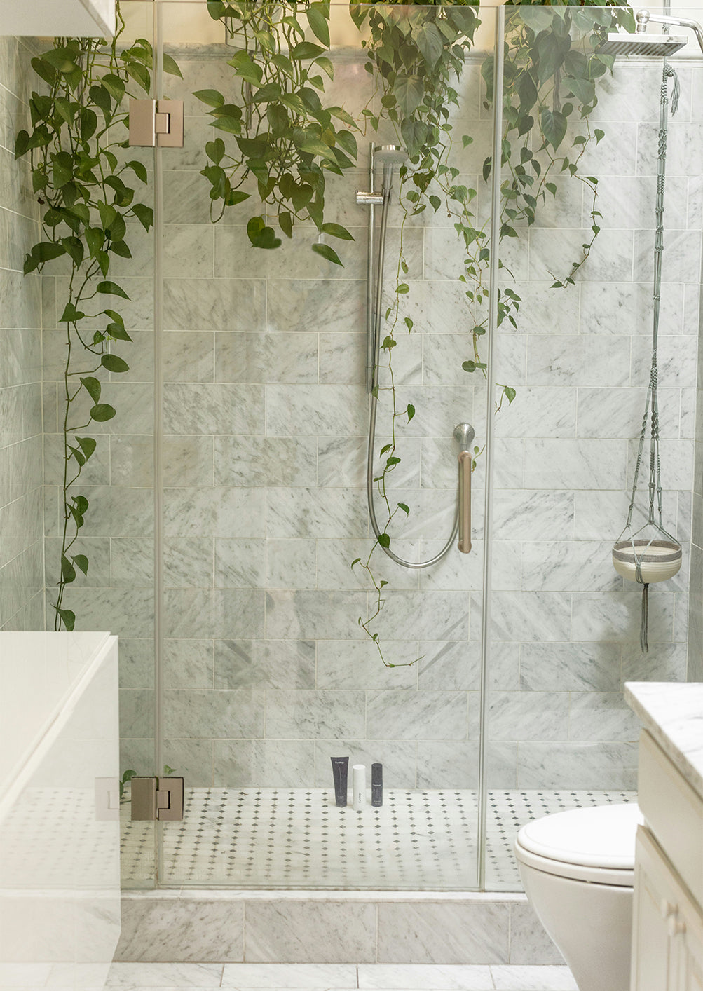 Effective Bathroom Cleaning Hacks with Everyday Household Items
